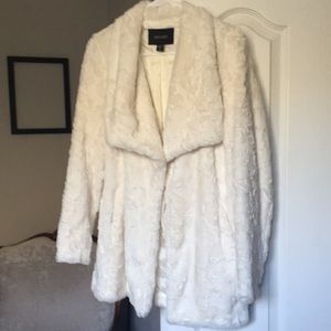 Karen Kane Beautiful cream/ivory color faux fur jacket!  Women’s size M.